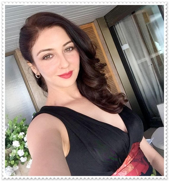 Saumya Tandon Hot Pics